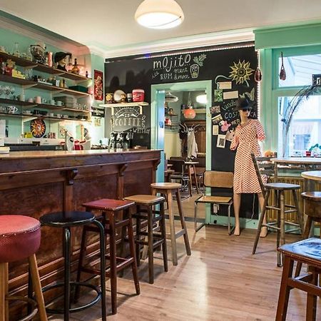 Vakantiewoning in Mol centrum met eigen bar CasaCuriosa Buitenkant foto