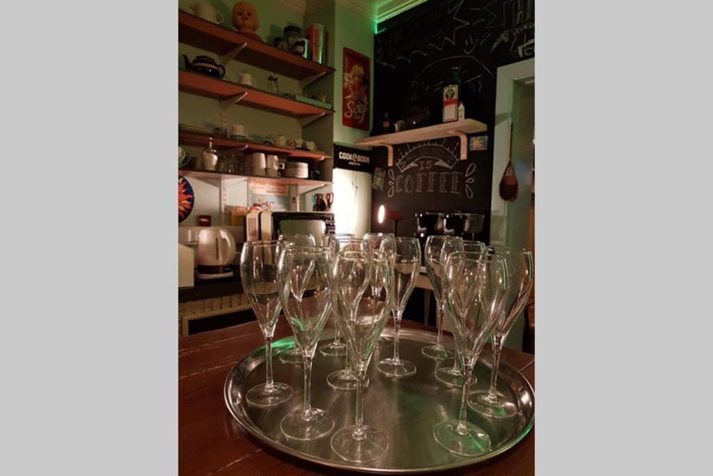 Vakantiewoning in Mol centrum met eigen bar CasaCuriosa Buitenkant foto